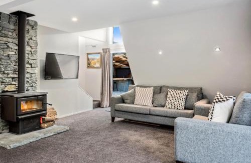 Arrowtown House | The Hillvue with Spa - Arrowtown Holiday Home