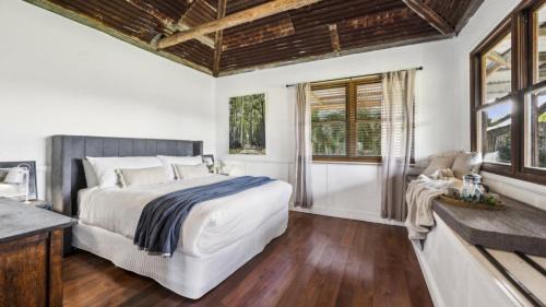 Coramba House | The Hitching Rail Hut - Romantic, Rural, Horses