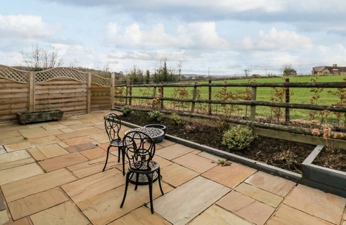 Hay-on-Wye Cottage | THE HIVE, romantic, with a garden in Colwall, Herefordshire
