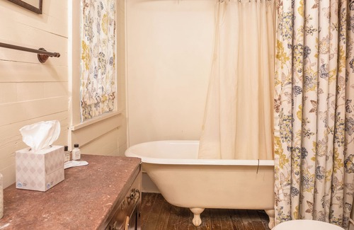 Bells Cabin | The Holly House at Green Frog Farm