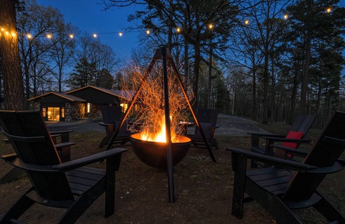 Watson Cabin | The Honey Lodge - Thanksgiving & Christmas available. 2 Kings & 1 Queen Bed