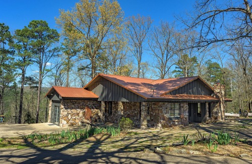 Watson Cabin | The Honey Lodge - Thanksgiving & Christmas available. 2 Kings & 1 Queen Bed