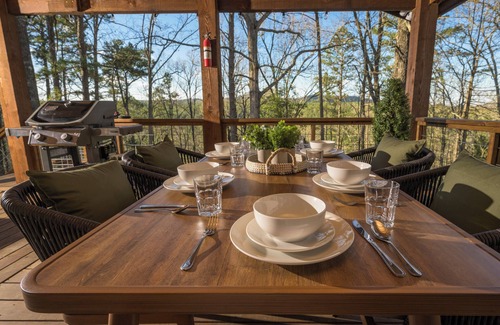 Watson Cabin | The Honey Lodge - Thanksgiving & Christmas available. 2 Kings & 1 Queen Bed