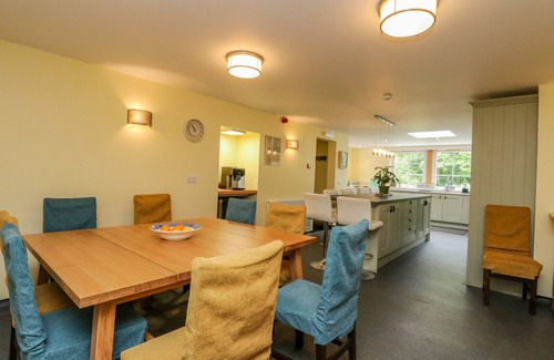 Killin Cottage | THE HOUSE AT BRIDGE OF LOCHAY, pet friendly, with hot tub in Killin