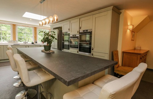 Killin Cottage | THE HOUSE AT BRIDGE OF LOCHAY, pet friendly, with hot tub in Killin