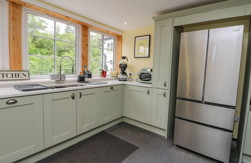 Killin Cottage | THE HOUSE AT BRIDGE OF LOCHAY, pet friendly, with hot tub in Killin