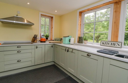 Killin Cottage | THE HOUSE AT BRIDGE OF LOCHAY, pet friendly, with hot tub in Killin