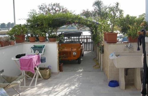 Torre San Giovanni House | The 'House Basin' with garden and pergola behind