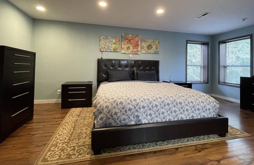 Cathcart House | The Hummingbird House- Wineries & Hot tub!