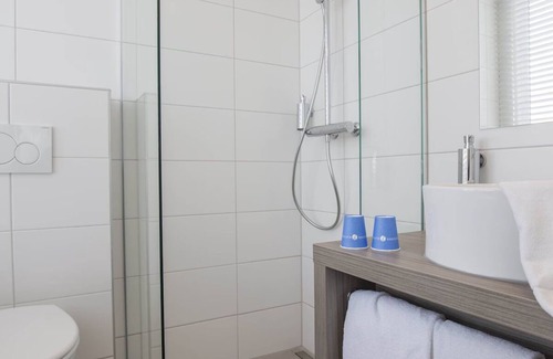 Edelstenenbuurt Hotel | The Ideal Place to Soak Up Dutch Tradition and Seaside Life! Free Breakfast!
