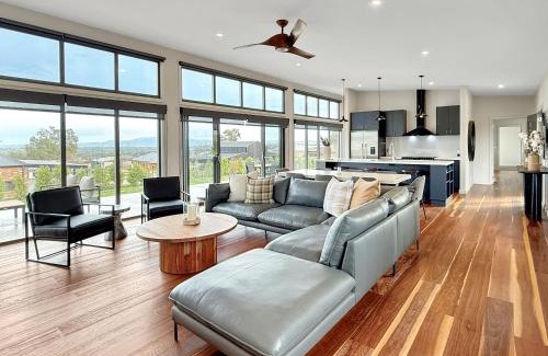 Mansfield House | The Iron Pear - Pet Friendly with Country Views