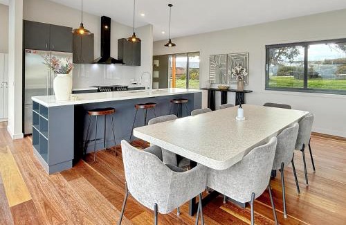 Mansfield House | The Iron Pear - Pet Friendly with Country Views
