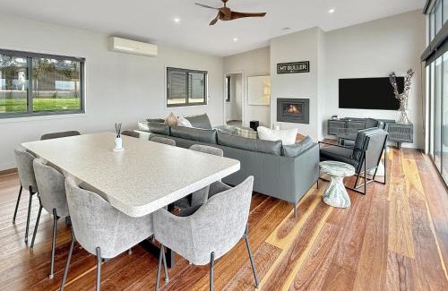Mansfield House | The Iron Pear - Pet Friendly with Country Views