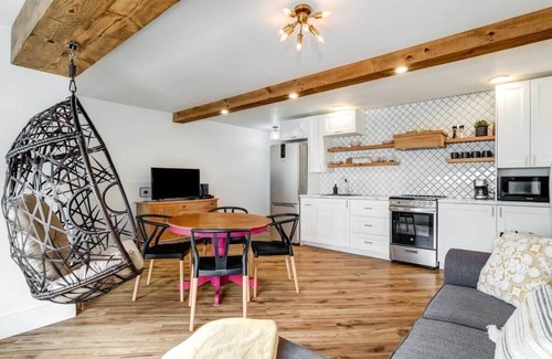 Prince Edward Apartment | The Ivy Suite at Portage House in Picton