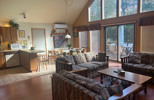 Lake Harmony Estates House | The Knotty Pines Charming 3-bedroom house with AC and WiFi in Lake Harmony