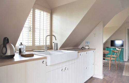 Alfold Cottage | The Lakehouse Apartment by inspirestays-com - a home sleeping 2 guests in 1 bedroom