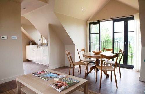 Alfold Cottage | The Lakehouse Apartment by inspirestays-com - a home sleeping 2 guests in 1 bedroom