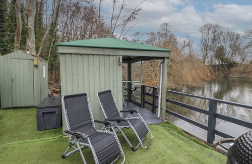 Beckford Cottage | THE LAKESIDE YURT, pet friendly, with hot tub in Beckford