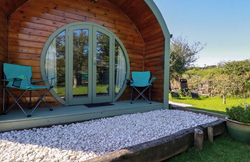 St Teath Cottage | THE LAMB SHACK, character holiday cottage, with a garden in St Teath