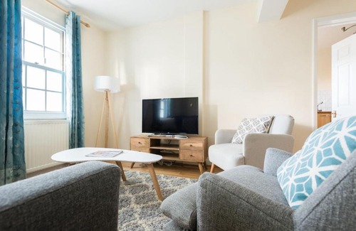 Bath Apartment | The Lapis Lounge - Large 3BDR House at River Avon