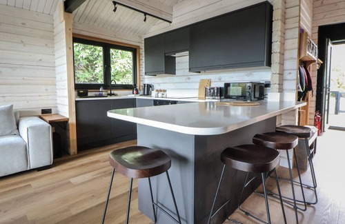 Farndon Cottage | THE LARCH HOUSE, pet friendly, luxury holiday cottage in Farndon