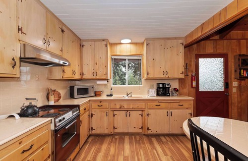Crestline Cabin | The Lazy Bear Cabin - For 6!
