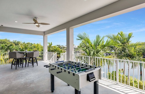 Marathon House | The Lazy Manatee -Private Pool, 80’ Dockage, Foosball, 4 King Bedrooms & 1-Min Drive to Beach!