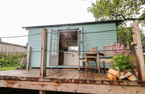 Rugeley Cottage | THE LAZY MARE BY THE WATER, romantic, with hot tub in Abbots Bromley