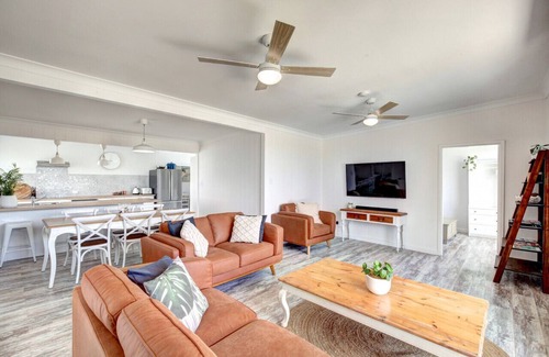 Goolwa South House | The Lazy Palm Beach Shack with Modern Touches