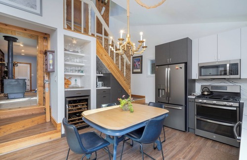 Telluride House | The Lily Pad~Heart of Telluride, 2 blocks to Skiing, 2 outdoor spaces, sunnyside