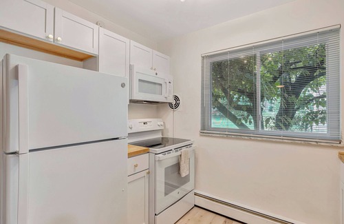 Westwood Apartment | The 'Lion’s Den' Pet Friendly, 10 mins to UCMC, Perfect For Long Term Stays