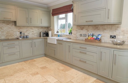 Malmesbury Cottage | THE LITTLE PADDOCK, pet friendly, with hot tub in Malmesbury
