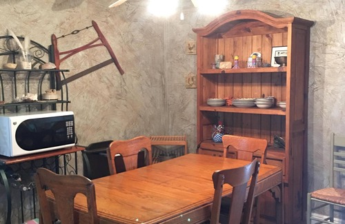 Mount Ida House | The lodge and black bear cafe at Forest Farm and Retreat Centre