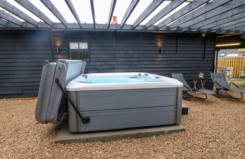 Milford Cottage | THE LODGE AT WILDERSLEY FARM, pet friendly, with hot tub in Belper