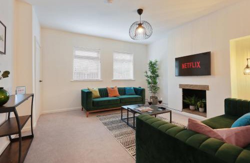 Handsworth House | The Lodge - comfortable, stylish, 3 bedroom home with 3-6 beds near Utilita Arena - free parking
