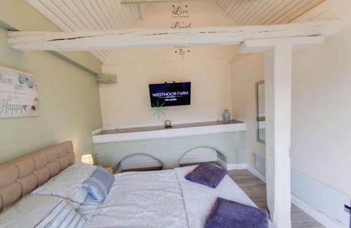 Holton Le Clay Cabin | The Lodge Westmoor Farm