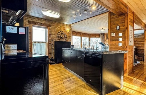 Willmar Apartment | THE LOFT 3 level urban cabin with a HUGE patio!
