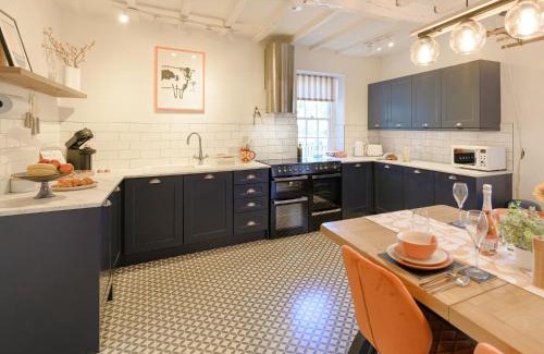 Shrewsbury Apartment | The Loft - a stylish 2-bed in prime central location - Pass the Keys