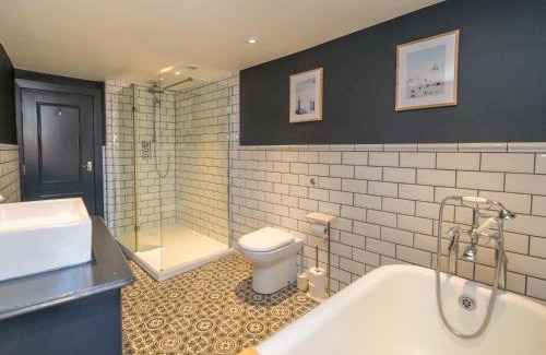 Shrewsbury Apartment | The Loft - a stylish 2-bed in prime central location - Pass the Keys