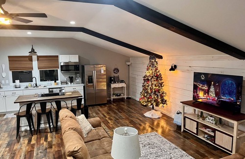 Dayton House | The Loft is a charming barndominium-style guesthouse near Lake Chickamauga.