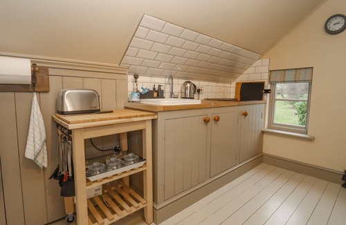 Dymock Cottage | THE LOFT ROOM, romantic, character holiday cottage in Newent