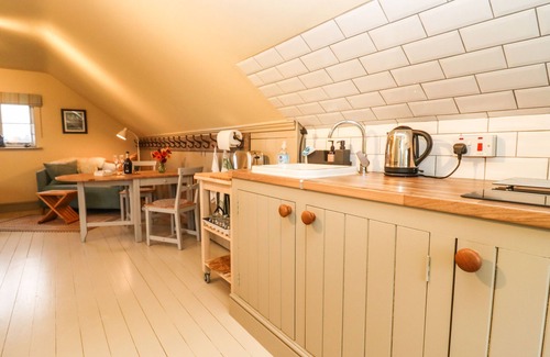 Dymock Cottage | THE LOFT ROOM, romantic, character holiday cottage in Newent