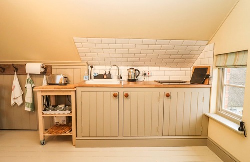 Dymock Cottage | THE LOFT ROOM, romantic, character holiday cottage in Newent