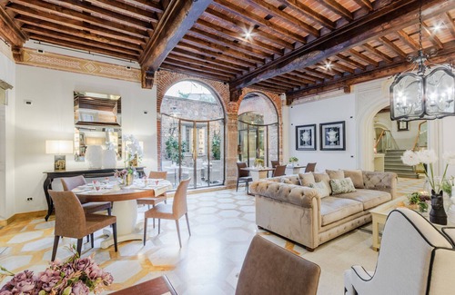 Lucca Historical Center Apartment | The Lucca Heritage Retreat, a Spacious Home with Outdoor inside the Walls of Lucca