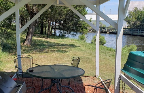 Engelhard House | The Lucky Hook, Hyde Co, Waterfront, Pet & Family Friendly w/kayaks, Fireplace