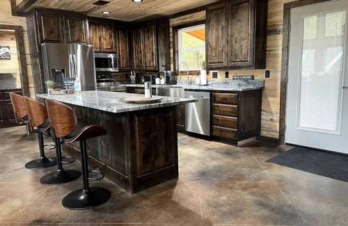 Broken Bow Cabin | The Lux River Ranch 5 star secluded w/all the amenities & soaking tub!