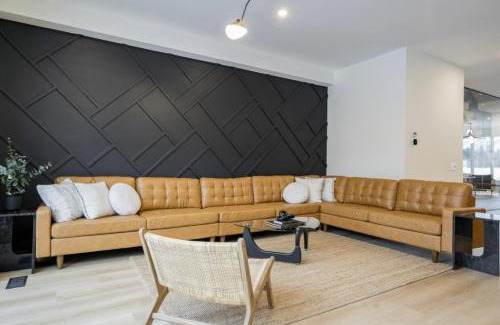 The Blue Mountains Ski Chalet | The Luxury Black Rose Chalet at The Blue Mountains for 20