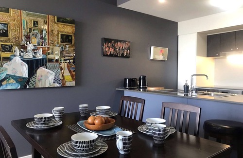 Gladstone Apartment | The Lyne Suite @ Curtis Apartments