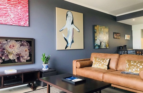Gladstone Apartment | The Lyne Suite @ Curtis Apartments