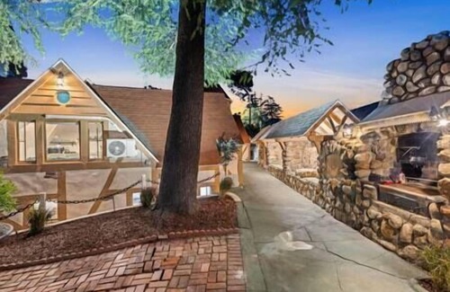 Newhall House | The Magic Castle (Unit5) - Six Flags